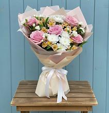 Букет цветов из:  Гвоздики, Орхидеи и Розы в Красновидово