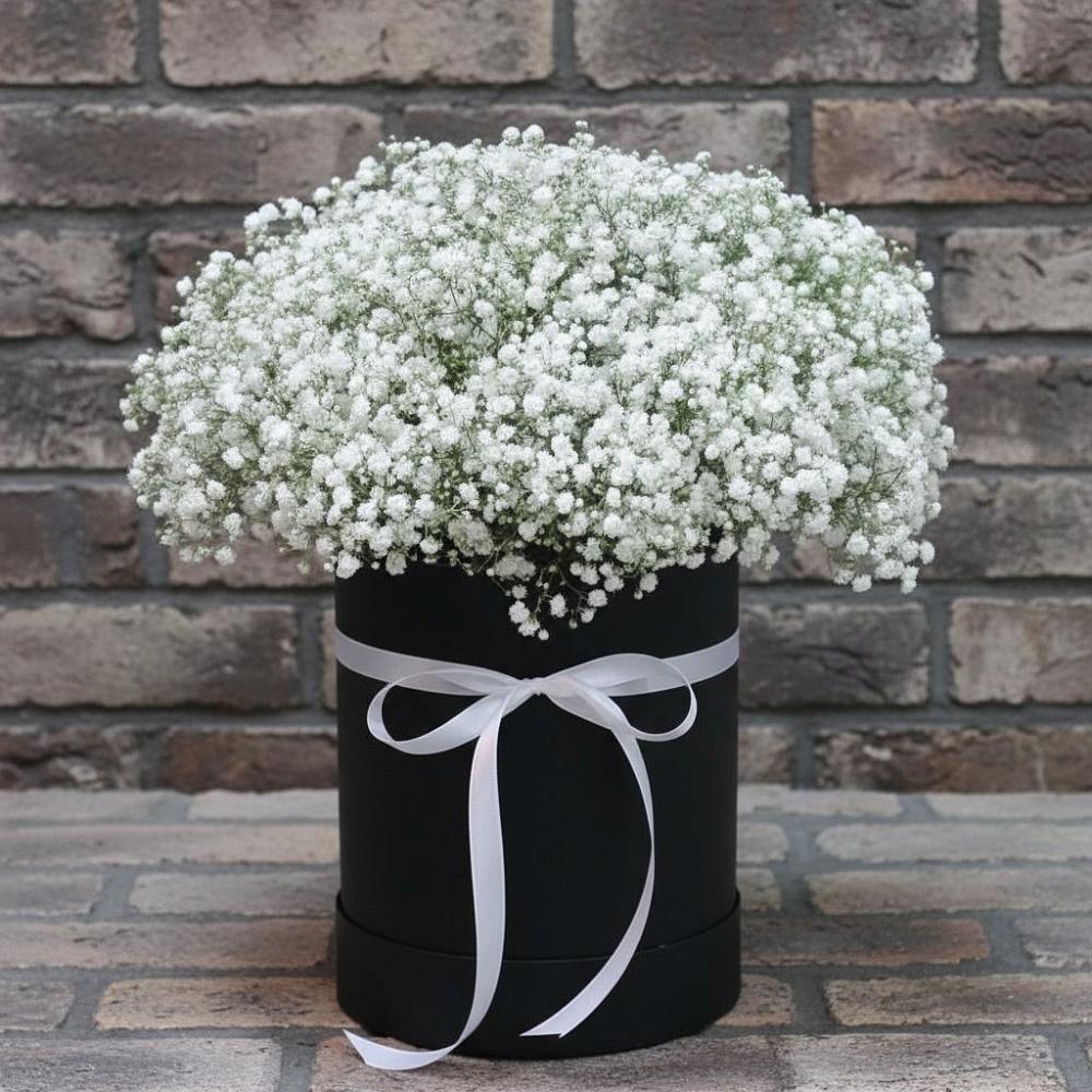 Цветочная композиция из Гипсофила в шляпной коробке в Красновидово