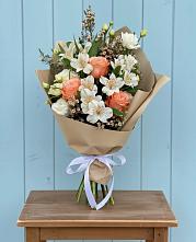 Букет цветов из:  Альстромерии, Лизиантусы, Розы и Хризантемы в Красновидово