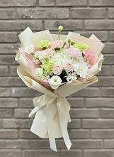 Букет цветов из:  Гвоздики, Розы, Лизиантусы и Хризантемы #REPLACE_PRED# Красновидово