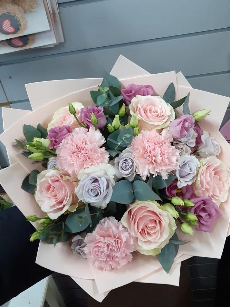 Букет цветов из: Розы, Гвоздики и Лизиантусы в Красновидово