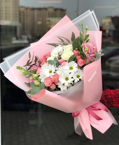 Букет цветов из: Розы, Лизиантусы и Хризантемы в Красновидово